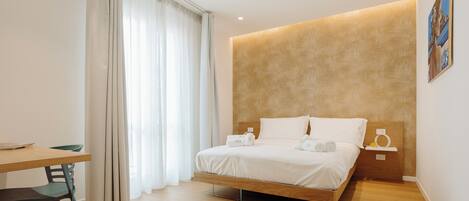 Junior suite, balkon | Luxe beddengoed, bedden met traagschuimmatrassen, een gratis minibar