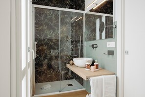 Junior Suite, Balcony | Bathroom | Shower, rainfall showerhead, hair dryer, slippers - HrD Luxury rooms (Palermo)