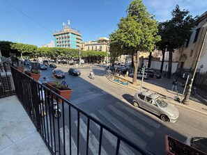 Deluxe Triple Room, City View | Balcony view - HrD Luxury rooms (Palermo)