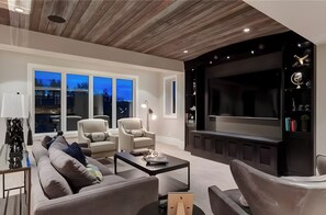 Smart TV, fireplace - Exquisite 3+ Million Dollar Estate – A Lux Retreat (Calgary)