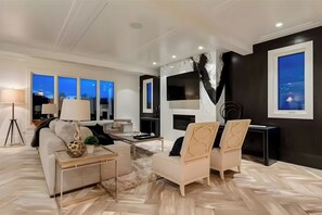 Smart TV, fireplace