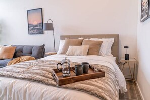 1 slaapkamer, een strijkplank/strijkijzer, wifi, beddengoed