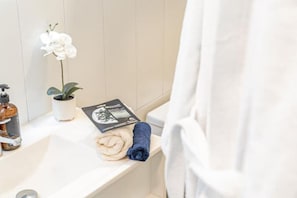 Serviettes fournies, savon, papier de toilette