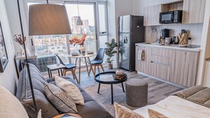 Un appartement moderne comprenant un salon, un coin repas et une cuisine.