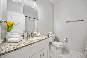 Haartrockner, Handtücher, Toilettenpapier