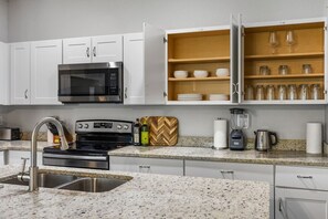 Jääkaappi, mikroaaltouuni, uuni, astianpesukone