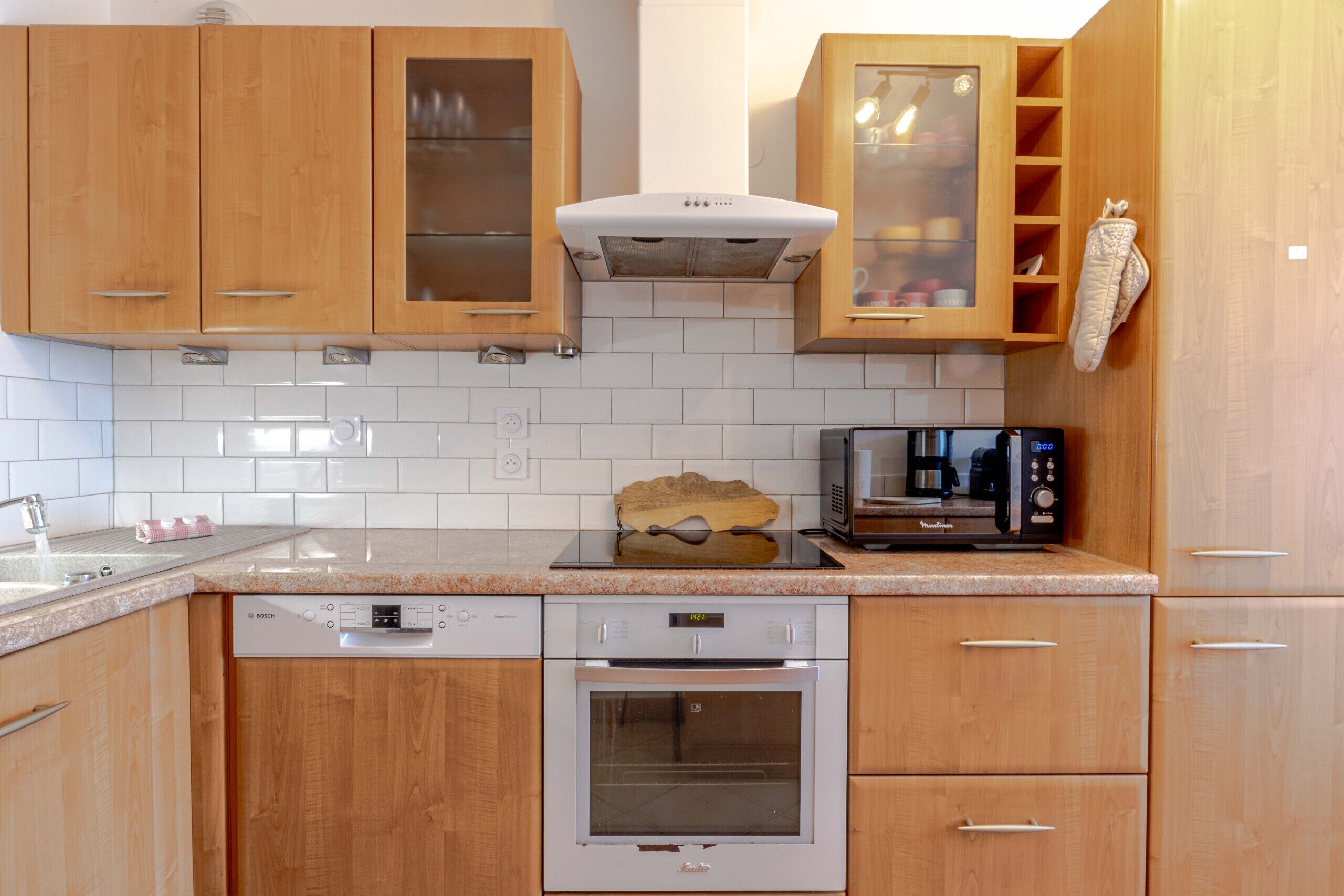 Coffee/tea maker, fridge, microwave, oven