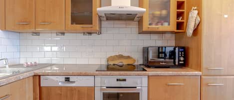 Coffee/tea maker, fridge, microwave, oven