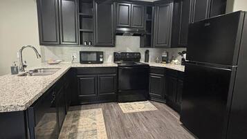 Een koelkast, een microgolfoven, een oven, een kookplaat