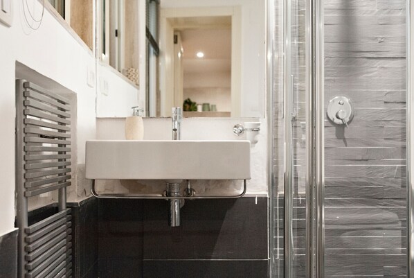 Doccia, asciugacapelli, bidet