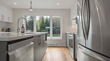 Frigorífico, microondas, horno y placa de cocina