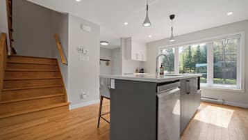 Frigorífico, microondas, horno y placa de cocina