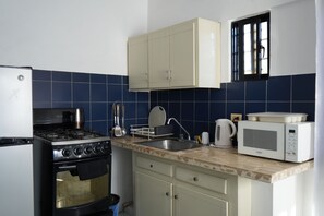 Kaffetrakter/tekoker, brødrister, kjøkkenutstyr og spisebord