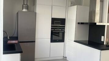 Een microgolfoven, een oven, een kookplaat, een vaatwasser