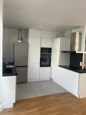 Micro-ondes, four, plaque de cuisson, lave-vaisselle