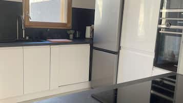 Microondas, horno, parrilla de estufa y lavavajillas