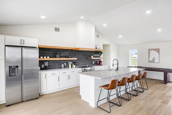 Frigorifero, microonde, forno, piano cottura