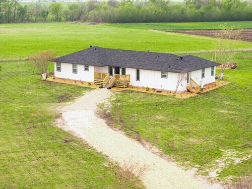 Bungalow on 3 Acres - Hot Tub& Firepit