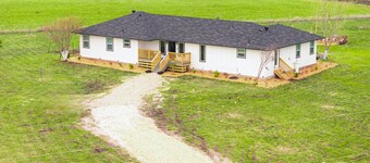 Bungalow on 3 Acres - Hot Tub& Firepit