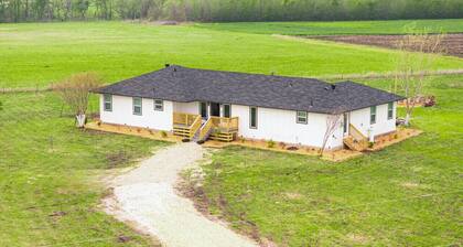 Bungalow on 3 Acres - Hot Tub& Firepit