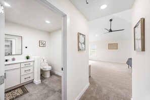 Sèche-cheveux, serviettes fournies, papier toilette