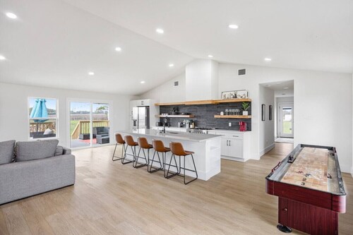 Bungalow on 3 Acres - Hot Tub& Firepit