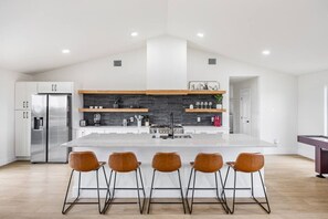 Frigorífico, microondas, horno y placa de cocina