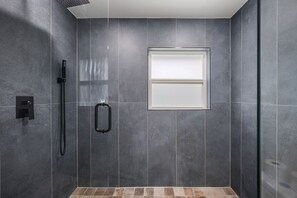 Secador de cabelo, toalhas de banho, papel higiênico 