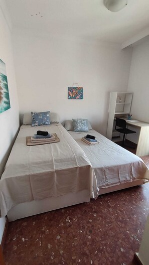 3 habitaciones, tabla de planchar con plancha, wifi y ropa de cama 