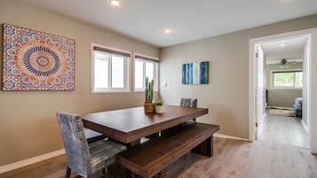Apartment, Multiple Beds, Kitchen, City View | Dining