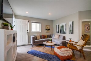 Apartment, Multiple Beds, Kitchen, City View | Living area | 40-inch TV with digital channels - Casa Azul Upper (San Diego)