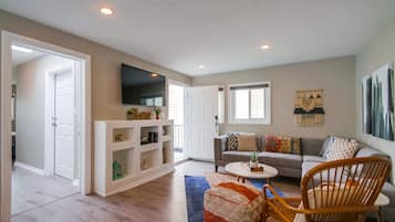 Apartment, Multiple Beds, Kitchen, City View | Living area | 40-inch TV with digital channels