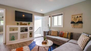 Departamento, varias camas, cocina, vista a la ciudad | Área de sala de estar | Televisión de 40 pulgadas con canales digitales