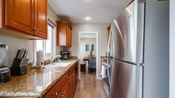 Apartment, Multiple Beds, Kitchen, City View | Private kitchen | Fridge, microwave, oven, stovetop