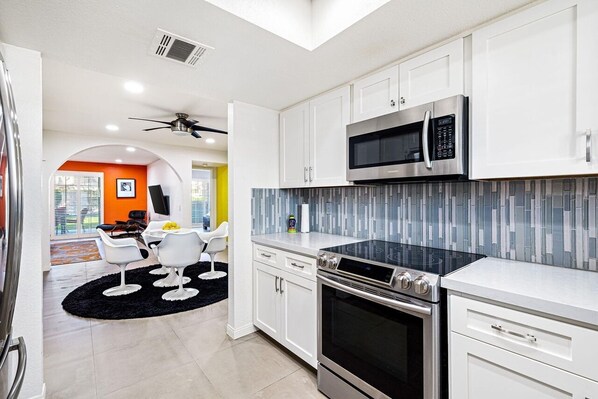 Kühlschrank, Mikrowelle, Ofen, Herdplatte