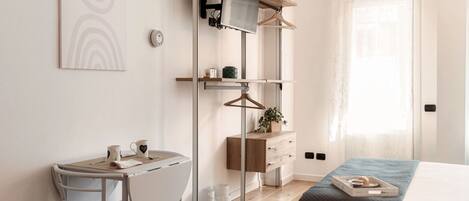 1 habitación, tabla de planchar con plancha, wifi y ropa de cama