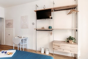 A bedroom with a bed, bedside tables, a TV, a desk, chairs, and a wardrobe. - Minerva - MyHomeinComo (Como)