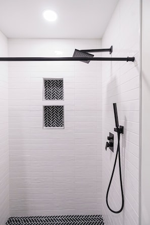 Douche, sèche-cheveux, serviettes fournies, savon