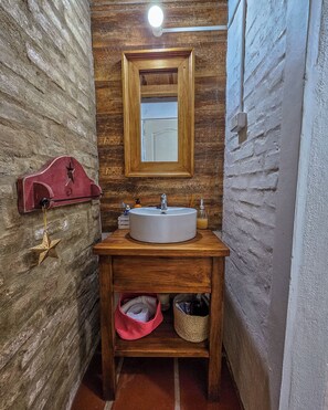 Douche, sèche-cheveux, bidet, serviettes fournies