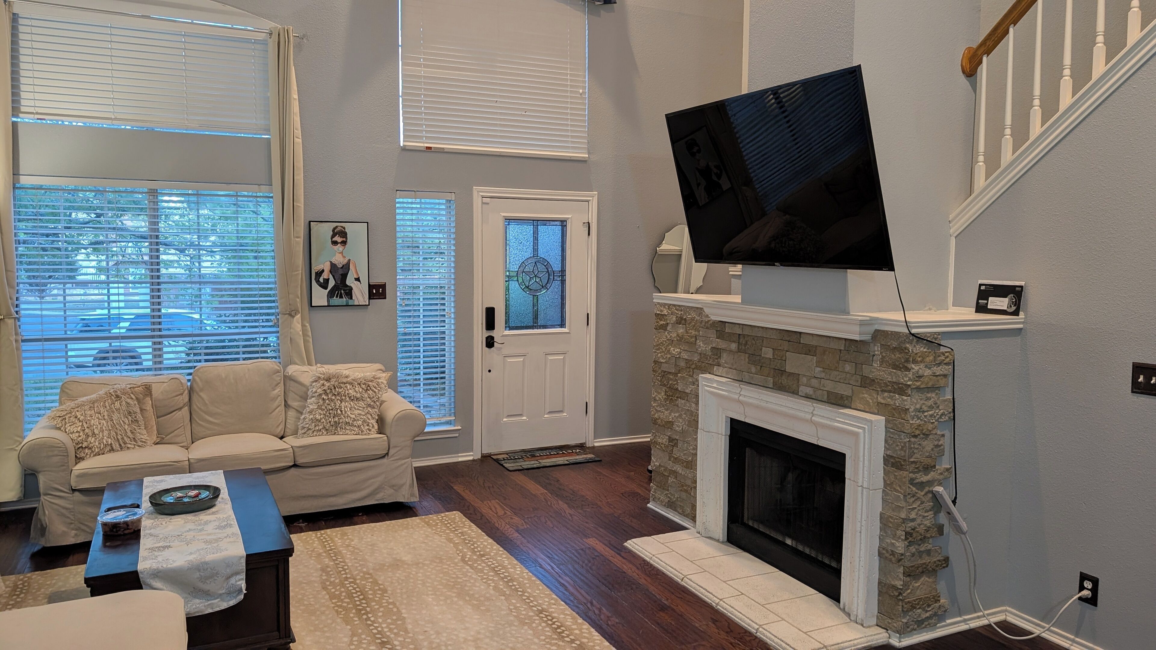 Smart TV y chimenea 