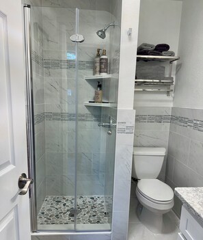 Shower, hair dryer, towels, soap - Victoria Cellars. Cozy 1-brm apt. in amazing Medford. WiFi, AC, Secluded. (Medford)