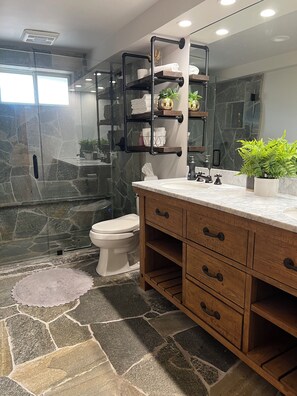 Dutxa, assecador de cabells, bidet i tovalloles