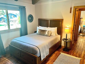 4 quartos, escrivaninha, ferros/tábuas de passar roupa, berço de viagem