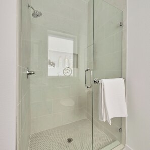 Regadera, amenidades de baño ecológicas, secadora de cabello, toallas 