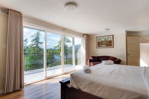 5 bedrooms, free WiFi, bed sheets - Oceanfront Getaway with Private Dock + Beach (Sooke)
