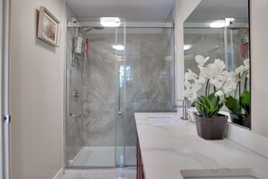 Dusche, Haartrockner, Handtücher, Seife