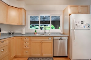 冰箱、微波炉、烤箱、炉灶