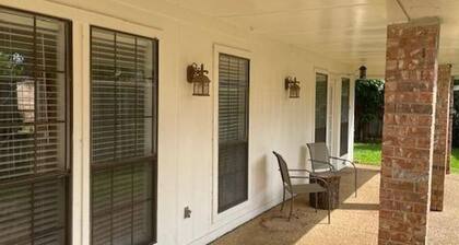 3-bedroom home in highland village close to shops