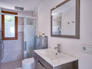 Dusche, Haartrockner, Handtücher