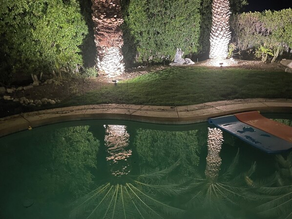 Utomhuspool och uppvärmd pool